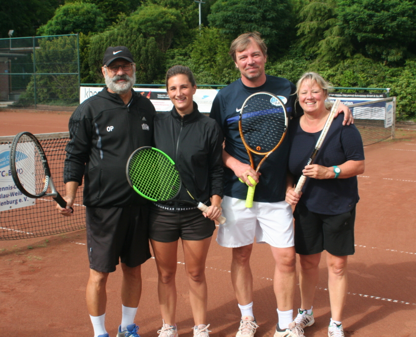 Mitglieder des TCBWO auf dem Tennisplatz