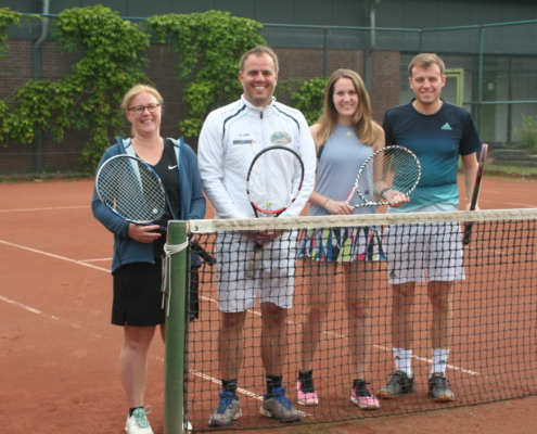 Mitglieder des TCBWO auf einem Tennisplatz