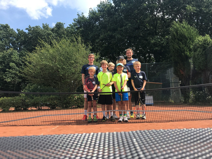 Jugend des Tennisclubs Blau Weiß Oldenburg auf einem Tennisplatz